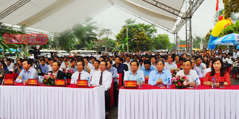 Các đại biểu tham dự lễ khai mạc