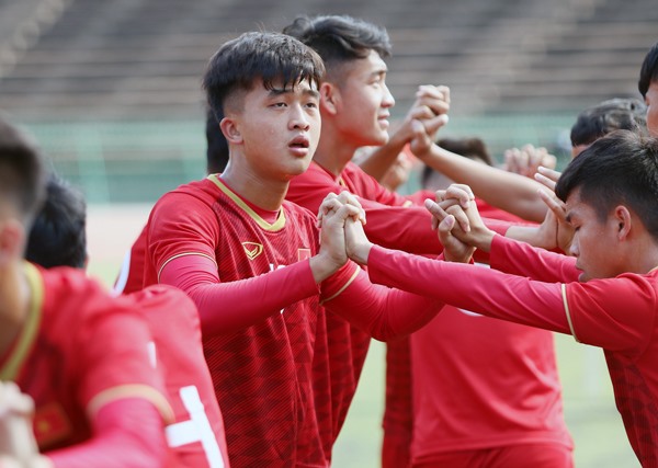 Trần Danh Trung và Lê Minh Bình có 2 pha lập công sau khi được tung vào sân từ băng ghế dự bị, giúp U22 Việt Nam thắng ngược U22 Philippines tỉ số 2-1. Ảnh: VFF