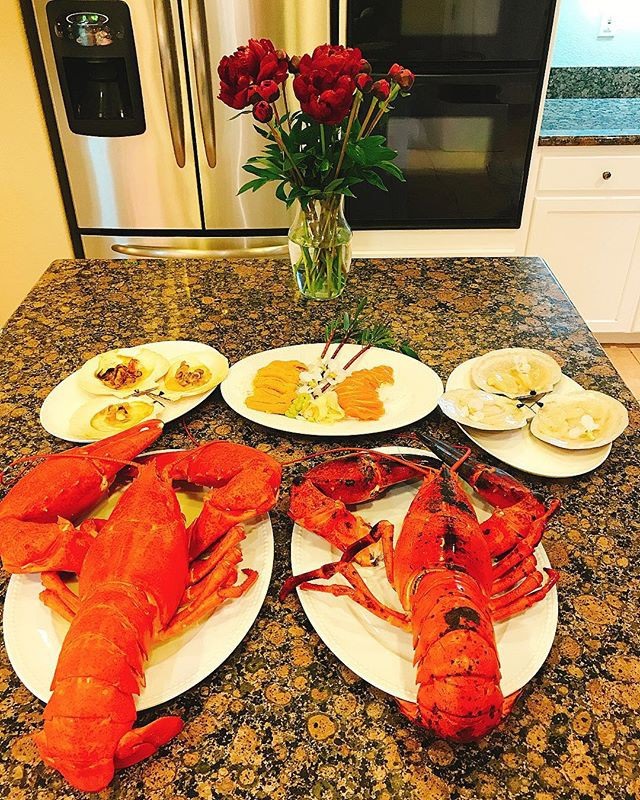 Bữa ăn hải sản sang trọng được Phạm Hương đăng tải. Ảnh: Instagram