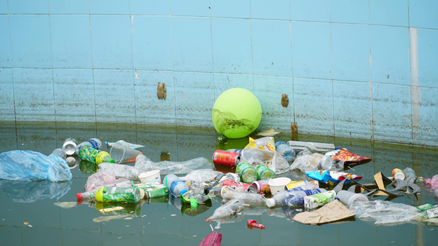 Hồ nước trở thành hồ rác ngay tại khu vực trong Hội Lim
