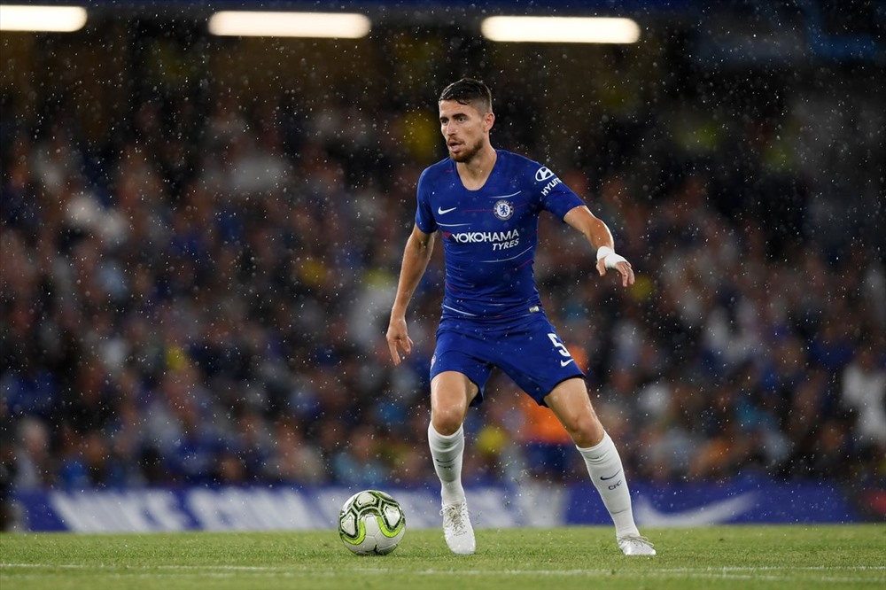 Jorginho đang chuyền bóng đi đâu? Ảnh: Getty.