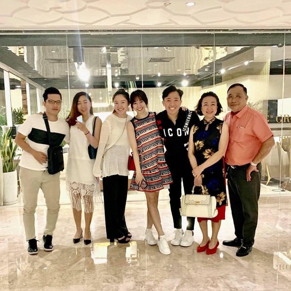 Gia đình Hari Won và Trấn Thành.