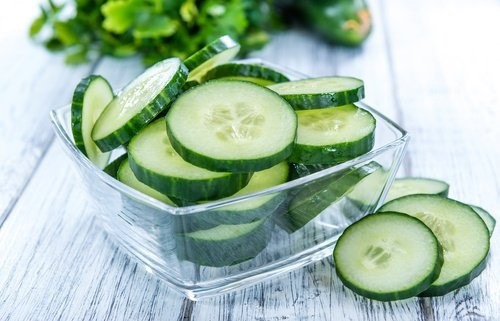 Chữa khô da cho bé bằng dưa chuột.