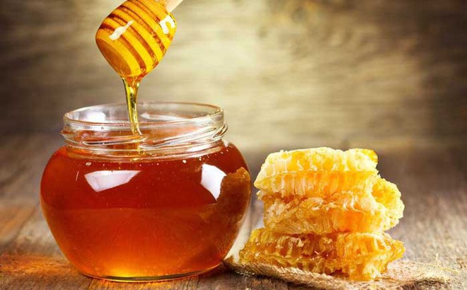 Chữa khô da cho bé bằng mật ong rừng.