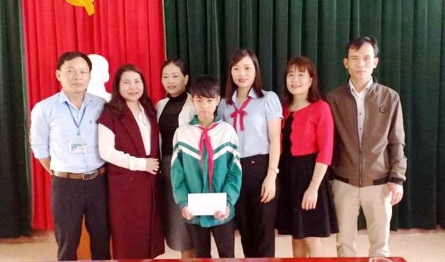 Sáng 18.2, Nhà trường đã biểu dương, tặng quà cho em Chương vì đã có hành động dũng cảm cứu người.