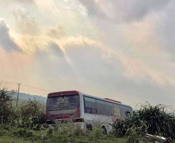 Chiếc xe khách sau khi va chạm đã mất lái, lao xuống ruộng. Ảnh: NT
