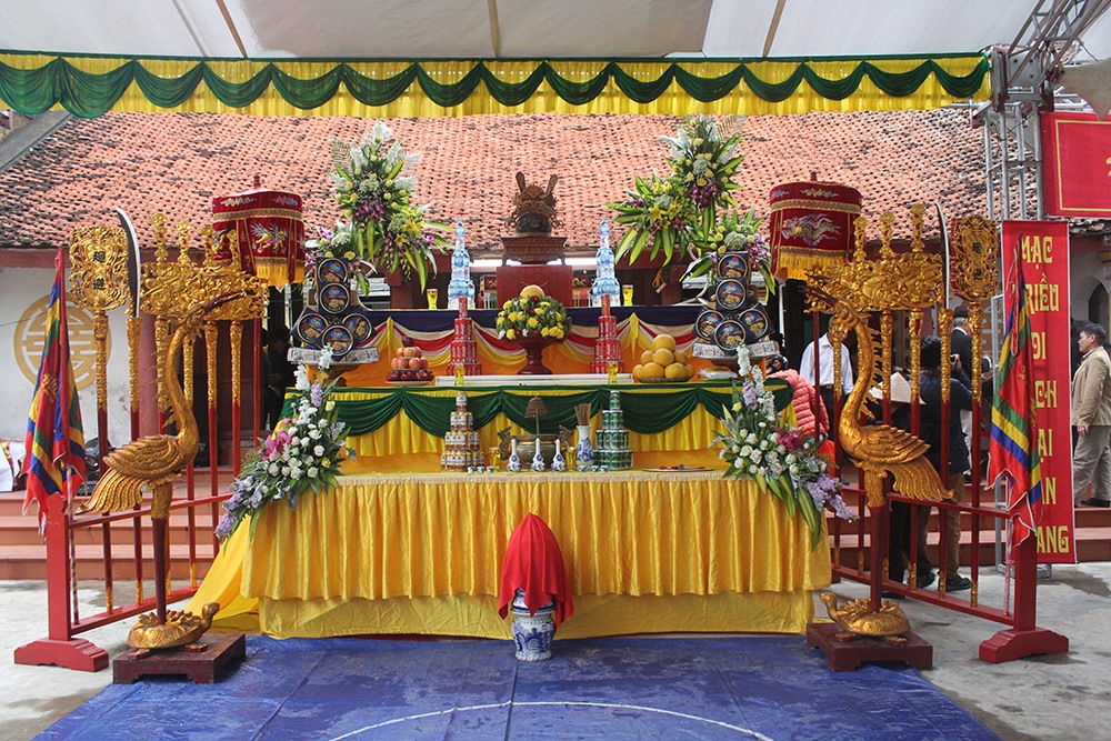 Ban thờ được đặt rất đơn giản và trang nghiêm.
