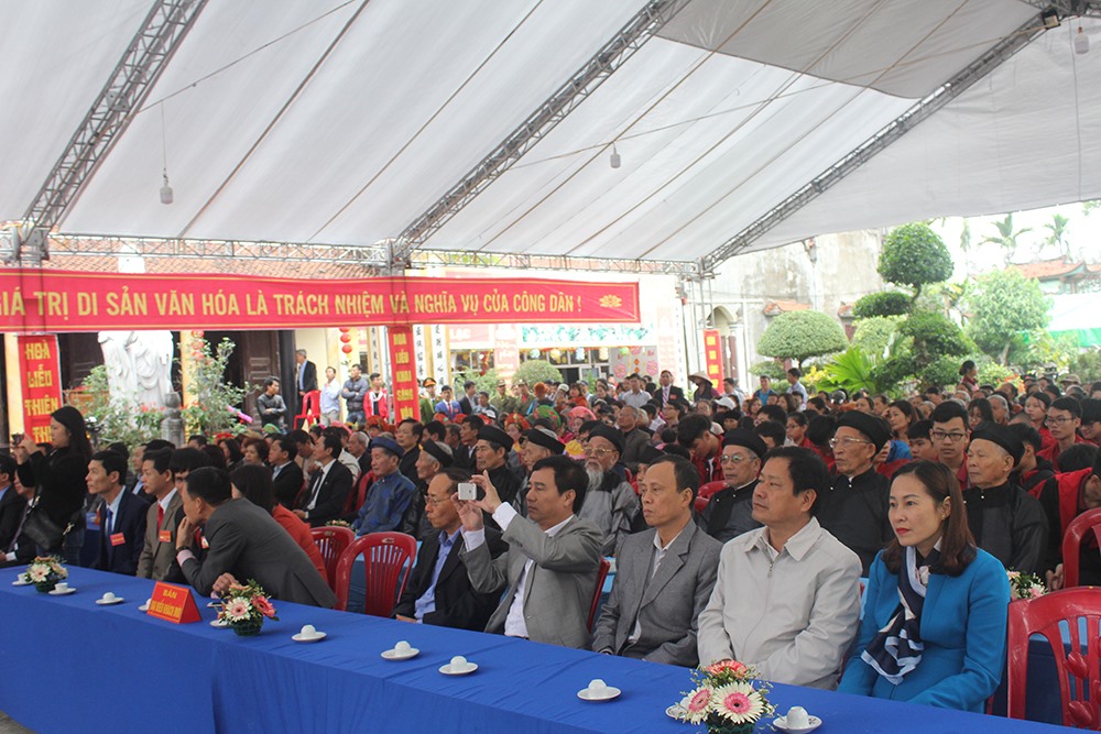 Người dân tham gia xem và chứng kiến lễ hội rất đông.