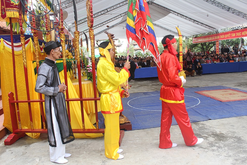 Chủ bái chuẩn bị bước vào đài thề để thề.