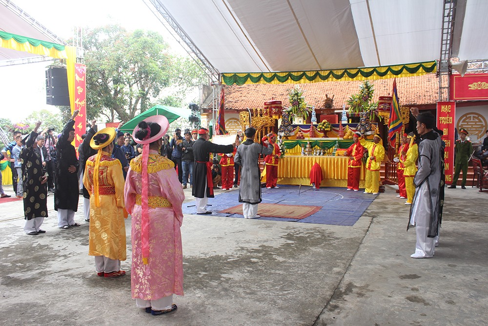 Quang cảnh lễ hội Minh Thề.