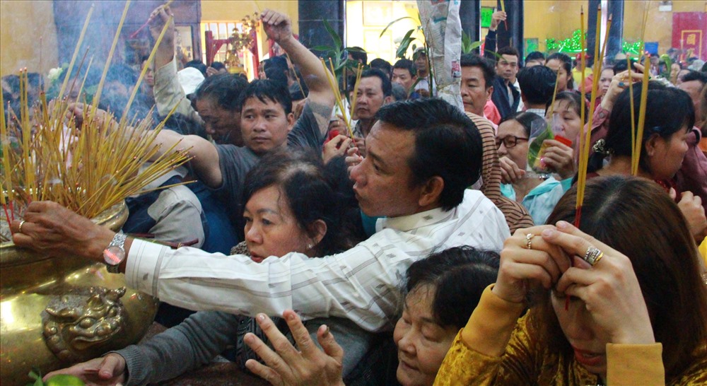 Người dân chen nhau để thắp nhang.