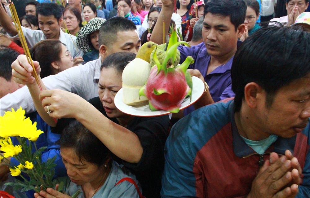 Chen nhau mang đồ vào cúng.