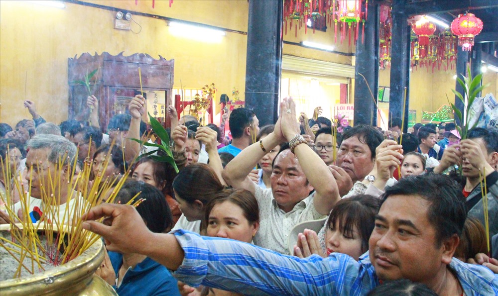 Theo những người có hành động kỳ lạ trên, họ làm như vậy là muốn xin phúc, thỉnh lộc ở nơi chùa miếu.