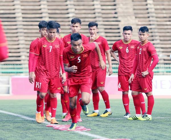 CĐV Thái Lan dành sự khen ngợi cho U22 Việt Nam. Ảnh VFF