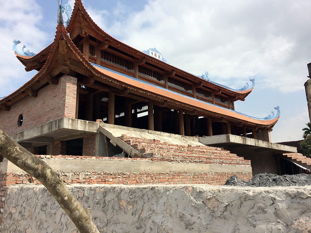 Theo ông Vũ Văn Tuyến, Trưởng thôn Phụ Chính, xã Hòa Chính, chính quyền xã đã trích trong số 31 tỉ đồng tiền bán đấu giá 1 nhánh của cây sưa trăm tuổi để xây dựng ngôi chùa mới khang trang hơn, to đẹp hơn. “Sau rằm tháng giêng, khi bà con trong thôn cấy xong vụ mùa, dân làng sẽ họp bàn phương án thuê một đơn vị tư vấn, thực hiện việc bán đấu giá số sưa quý. Số tiền bán đấu giá được sẽ dùng để tu sửa các công trình đền chùa khác trong thôn và xây dựng các công trình phúc lợi phục vụ lợi ích của dân làng”, ông Tuyến chia sẻ.