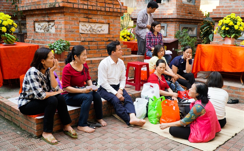 Còn vài tiếng nữa mới tới giờ làm lễ nhưng nhiều khu vực đã chật kín người.