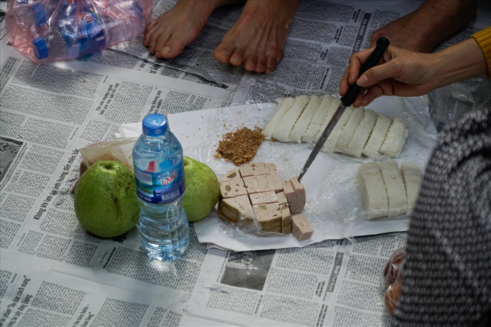 Nhiều người phải tranh thủ ăn tại chỗ vì vài tiếng nữa buổi lễ mới bắt đầu, nếu đi ăn sẽ không còn chỗ