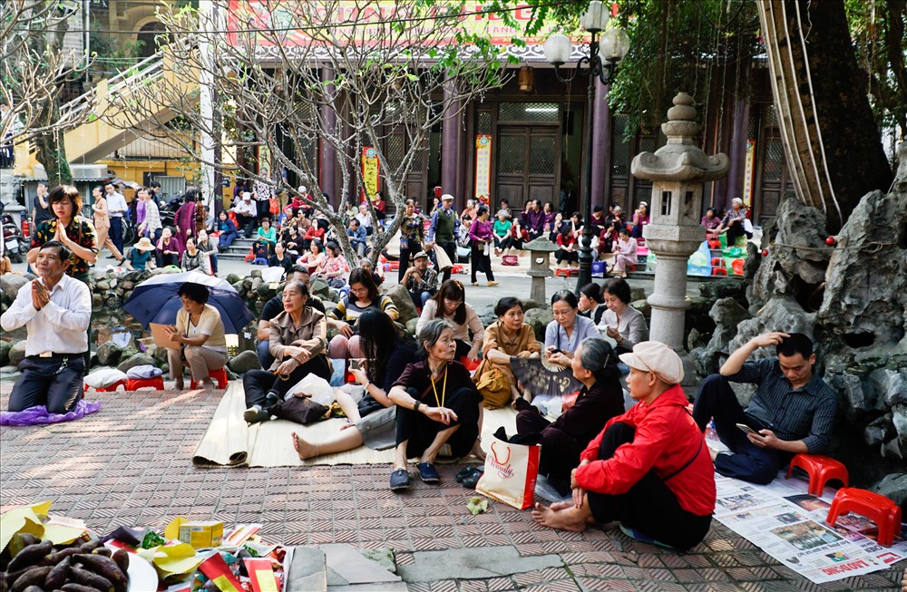 14h ngày 18.2 (tức 14 tháng Giêng âm lịch), hàng trăm người dân đã có mặt xếp hàng chờ đợi lễ cúng Rằm tháng Giêng diễn ra tại Chùa Phúc Khánh (Đống Đa, Hà Nội)