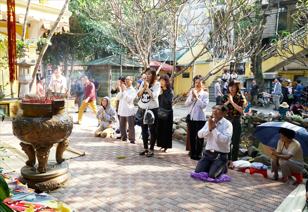Nhiều người đã tranh thủ khấn vái mong sức khỏe, bình an trước giờ buổi lễ chính thức bắt đầu.