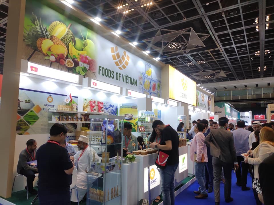Khách hàng tham quan gian hàng của Việt Nam tại Hội chợ GULFOOD 2019. Ảnh: B.Y