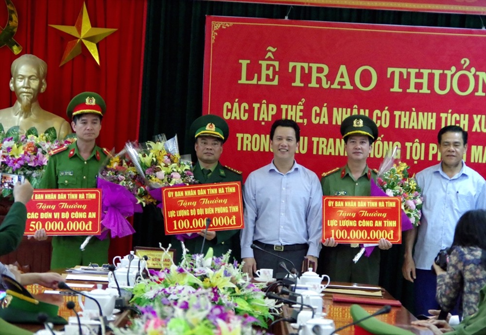 Chủ tịch UBND tỉnh Hà Tĩnh trao thưởng cho các tập thể, cá nhân tham gia các chuyên án ma túy