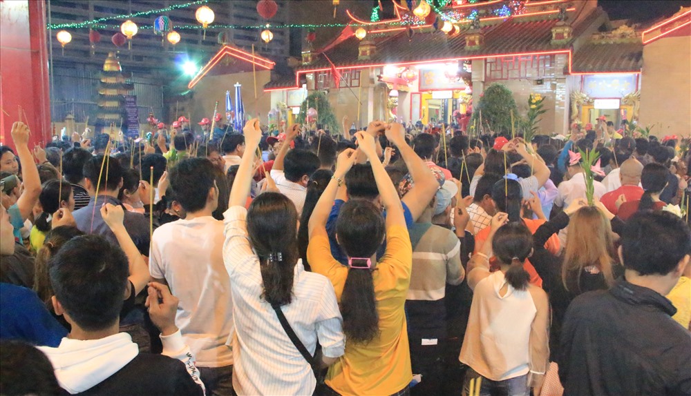 Bên trong khuôi viên miếu Bà cả ngàn người đứng chen nhau.