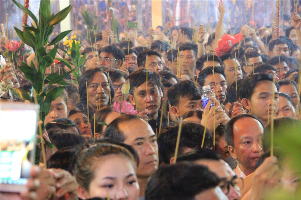 Mỗi người chỉ được cầm một cây nhanh giơ lên trời tránh đụng vào người xung quanh.