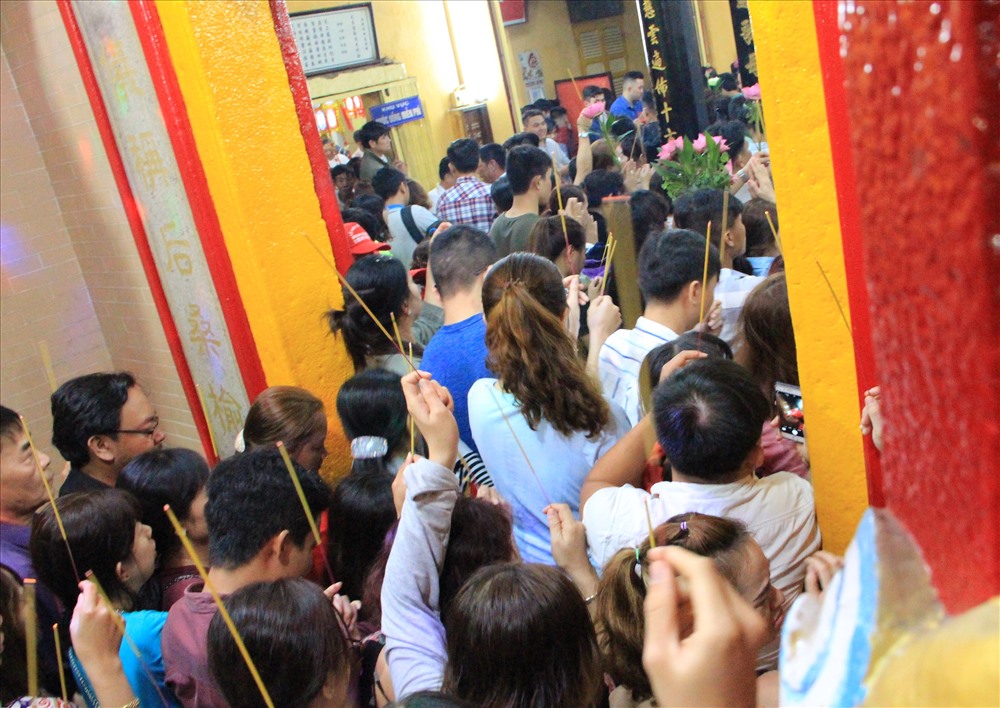 Cửa vào nhỏ hẹp, chỉ khoảng 30m là vào chính điện nhưng phải chờ cả giờ đồng hồ.