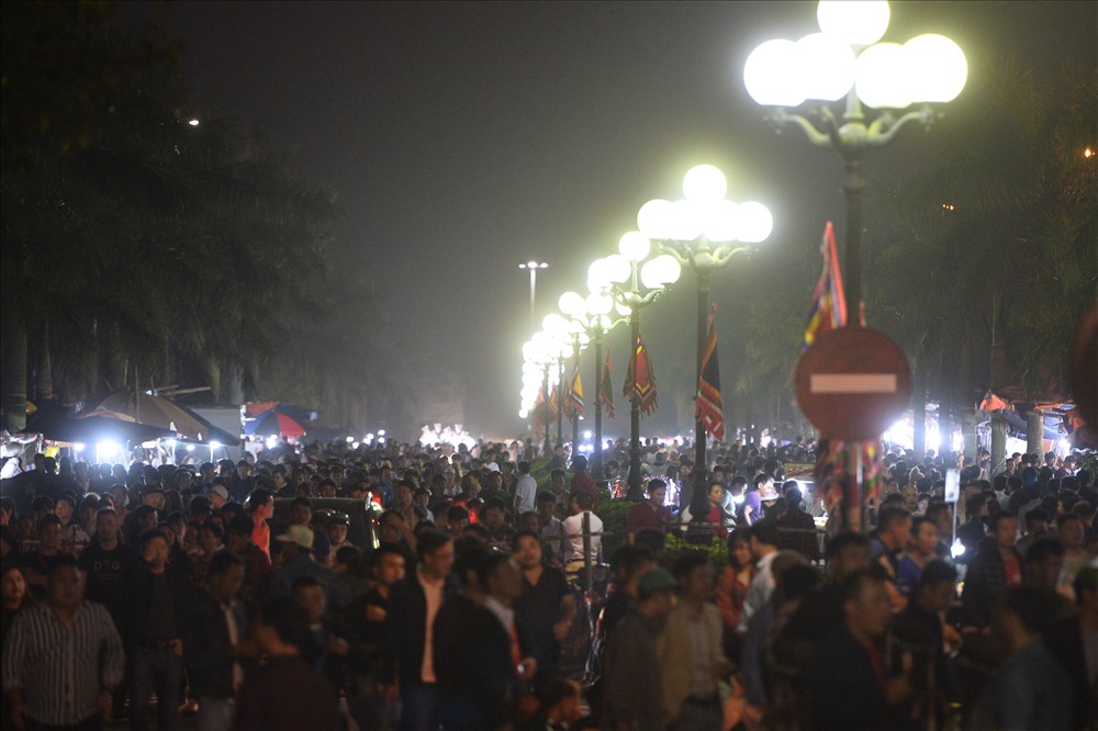 Dòng người kiên nhân đứng chờ ngoài đền.