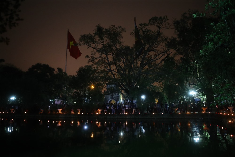 Càng về khuya, lượng người kéo về Đền Trần càng đông.