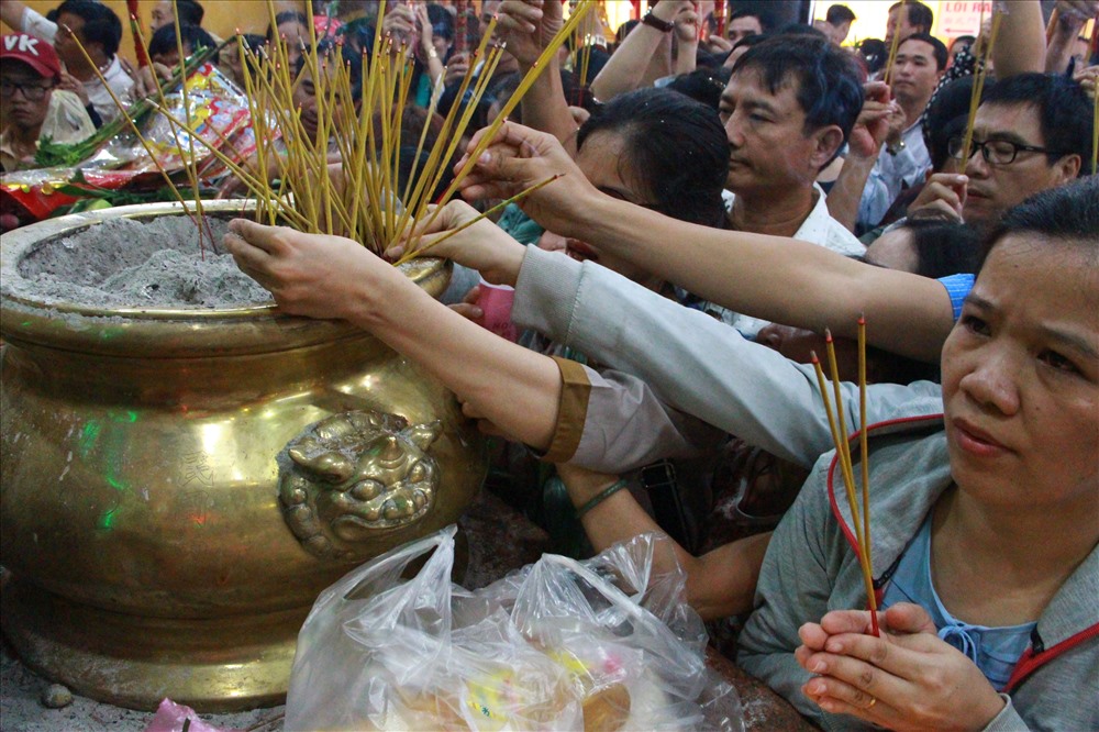 Nhiều người bốc tro mang về nhà thờ.