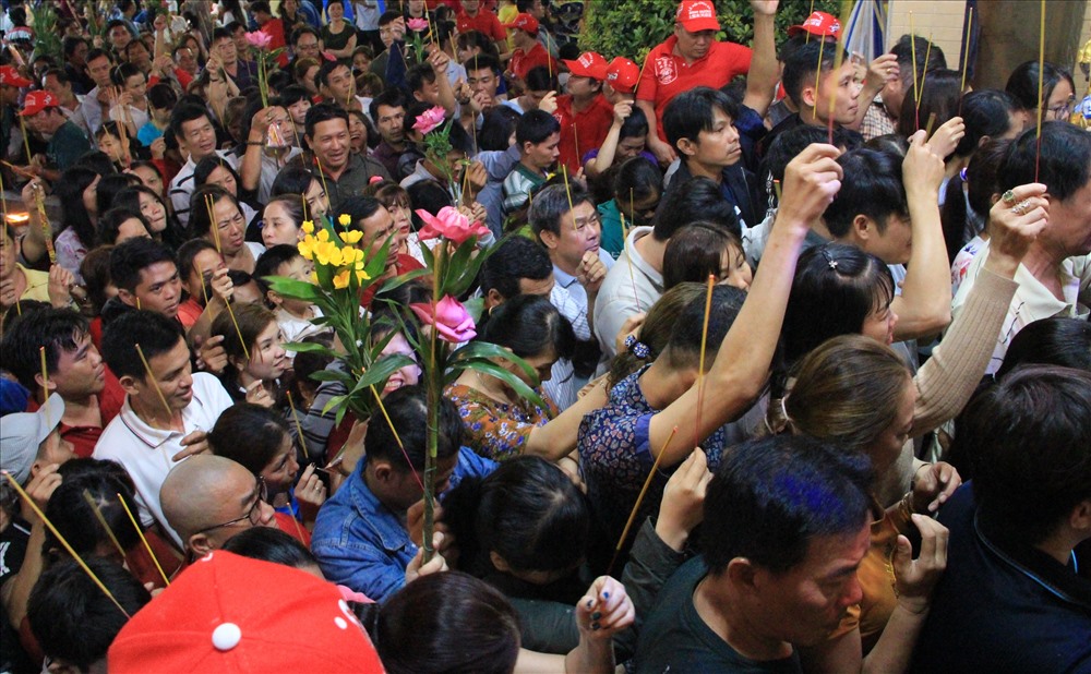 Đêm 18.2, dòng người chen nhau vào thắp nhang tại miếu Bà.