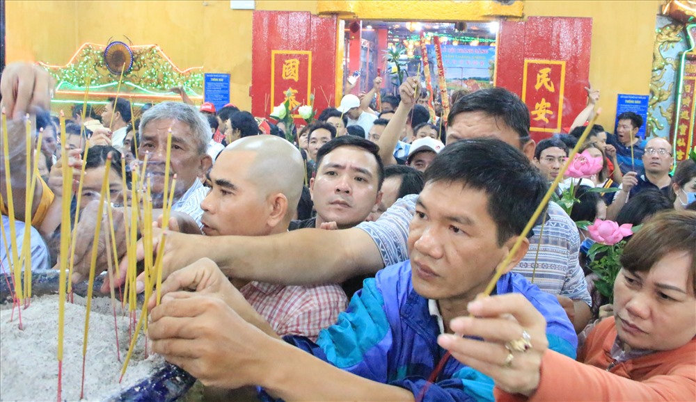 Người dân cố len vào trong thắp một nén hương cầu may.