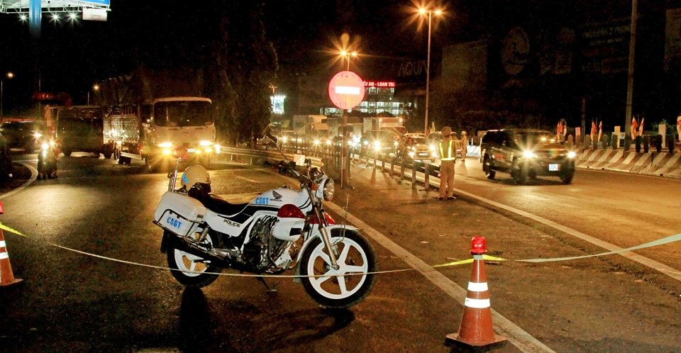 Lực lượng chức năng đang khám nghiệm hiện trường. Ảnh: P.V