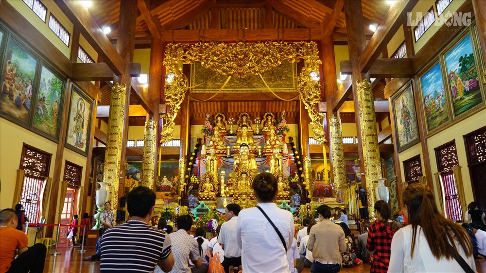 Du khách thập phương, phật tử hành lễ tại chính điện chùa Ba Vàng. Ảnh: Tạ Quang.