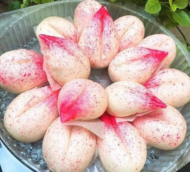Đầu mối bỏ sỉ tiết lộ loại bánh bao đào tiên có hình giống chiếc lá sen là hàng Trung Quốc, được bỏ sỉ với giá khoảng 3.000 đồng/chiếc