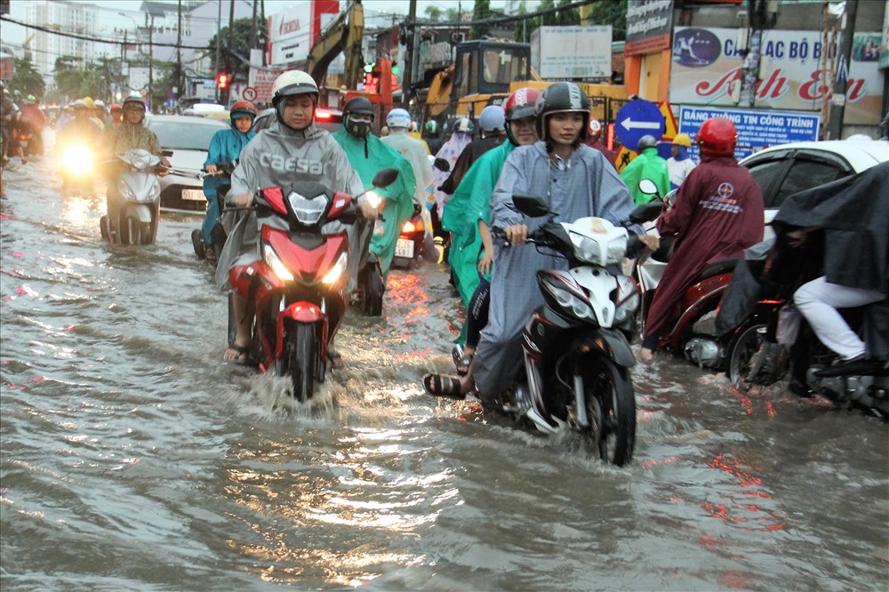 Dự kiến triều cường sẽ đạt đỉnh vào sáng sớm và chiều tối các ngày 22,23.2 sắp tới có thể gây ngập nhẹ nhiều tuyến đường tại TPHCM. Ảnh: Trường Sơn