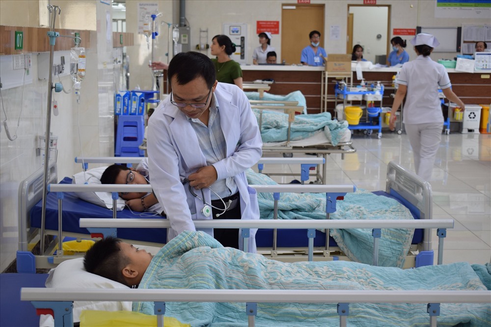 Các bác sĩ đang thăm khám cho các em học sinh