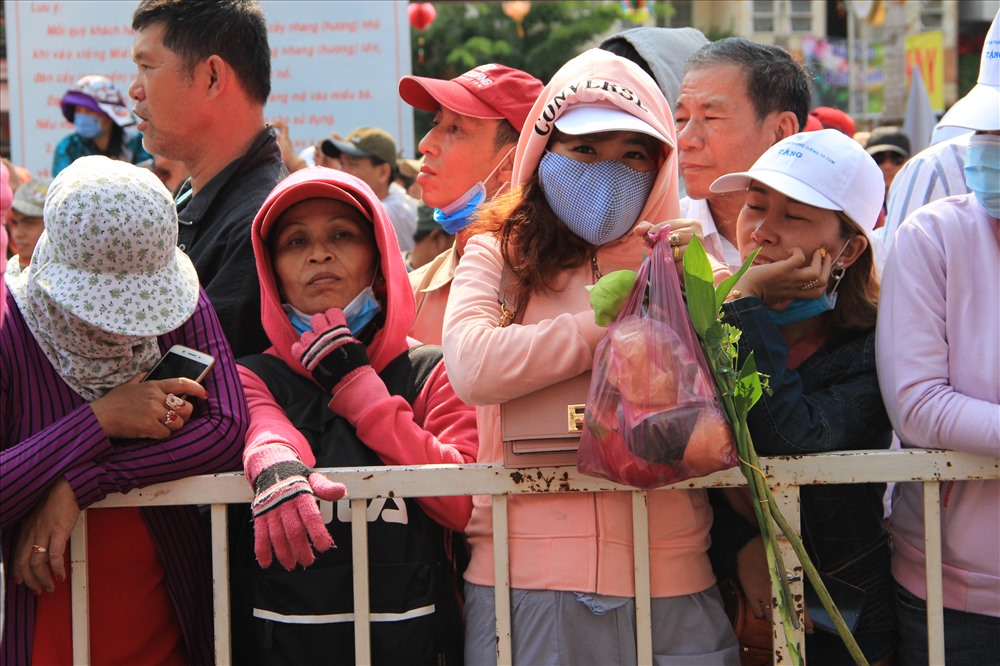 Trời năng người dân bịt kín người đứng dưới đường chờ bà.