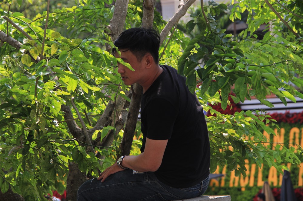 Có người leo trèo trên tường cao, có người trèo lên tường xem.