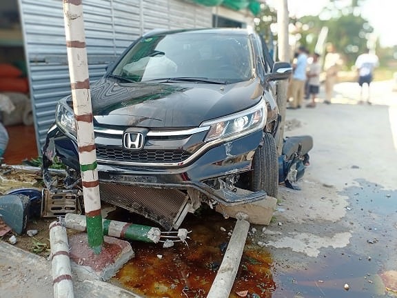 Đầu ô tô nát bét sau khi đâm đổ cột điện. Ảnh: Hồng Hải/ Báo Nghệ An.