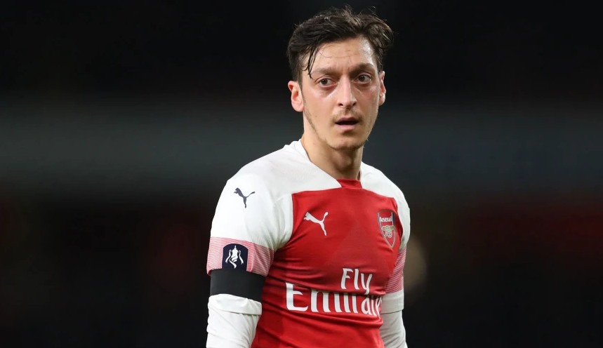 HLV Wenger cho rằng việc ký hợp đồng dài hạn khiến Ozil lười biếng. Ảnh 90Min