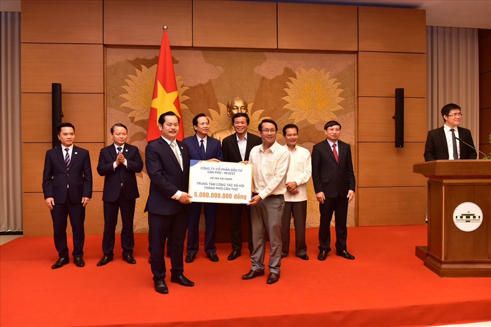 Đại diện Văn Phú – Invest trao tặng 6 tỷ đồng cho Trung tâm Công tác Xã hội thành phố Cần Thơ chuyên nuôi dưỡng trẻ mồ côi và trẻ bị ảnh hưởng của chất độc da cam/dioxin. Ảnh: VP
