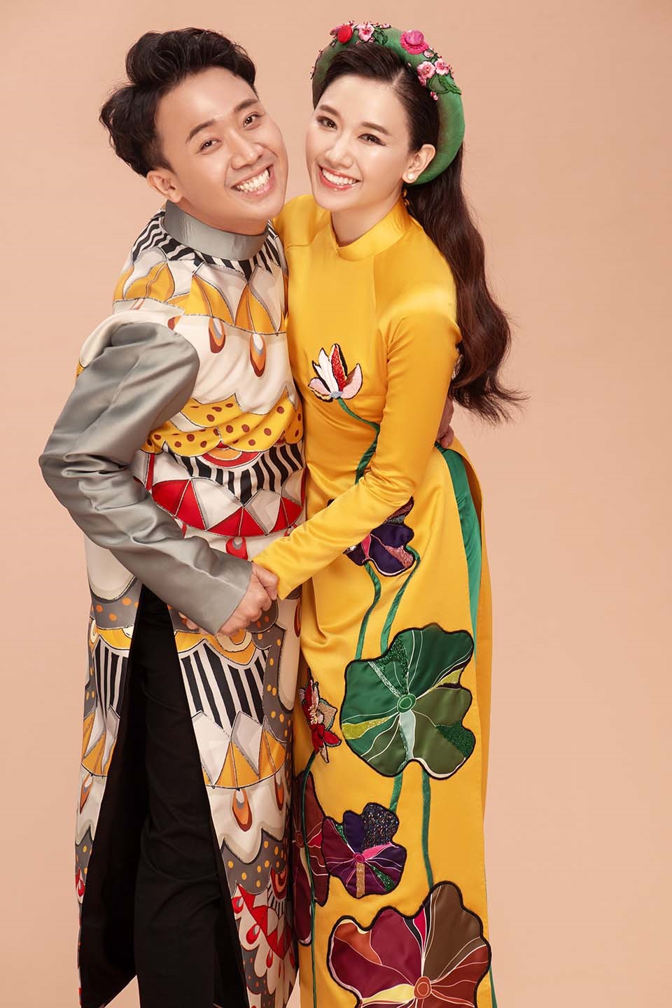 Hai vợ chồng nhí nhố với những tạo dáng hài hước.