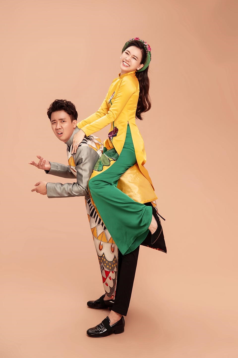 Hai vợ chồng tạo dáng trong tư thế “lầy lội” khiến fan thích thú.