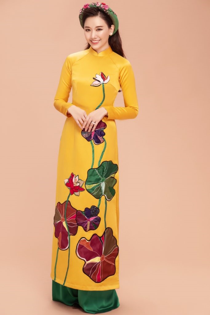 Hari Won rạng ngời trong tà áo dài truyền thống.