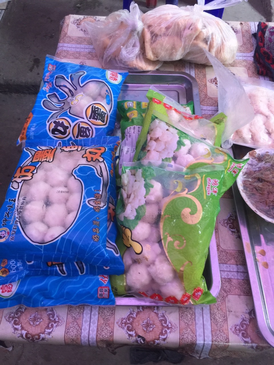 Nhiều thực phẩm Trung Quốc sử dụng tại các điểm kinh doanh thực phẩm đã bị lực lượng QLTT xử phạt, thu giữ. Ảnh: T.N.D