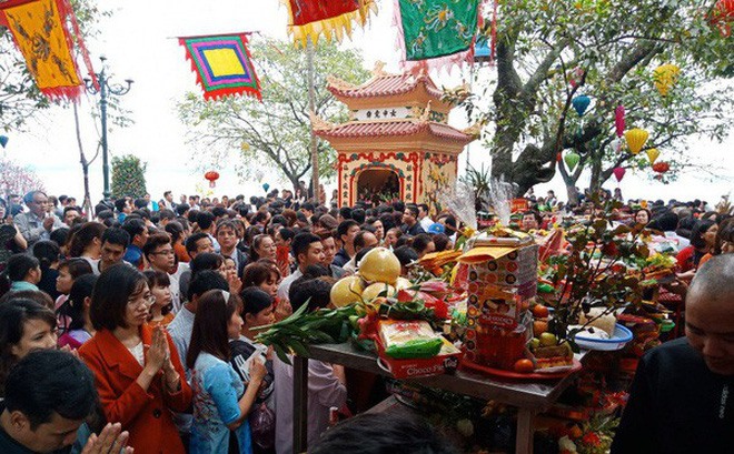 Phủ Tây Hồ thu hút rất đông du khách mỗi dịp lễ.