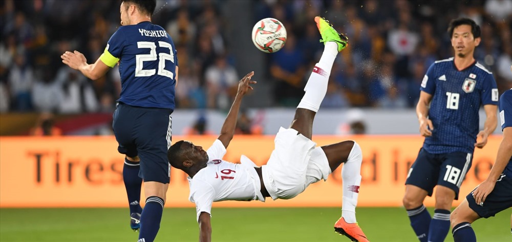 Almoez Ali lập siêu phẩm trong trận chung kết gặp Nhật Bản. Ảnh AFC