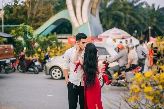 Ngọc Quyên khóa môi bạn trai giữa chợ xuân.